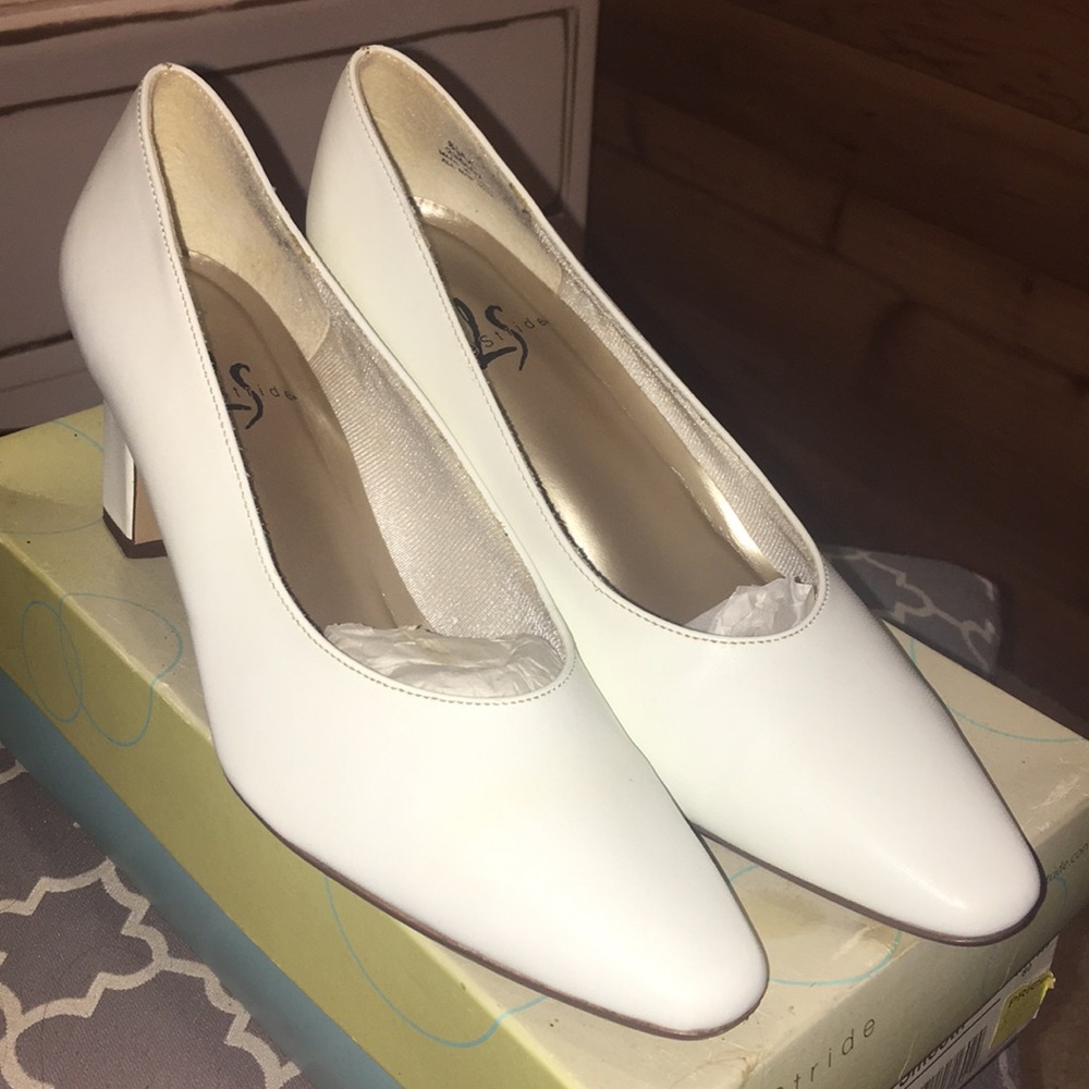 White pump heel